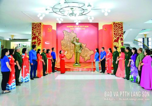 Cán bộ, viên chức, đoàn viên thanh niên tại các cơ quan, đơn vị trên địa bàn tỉnh nghe thuyết minh viên giới thiệu các tư liệu, hiện vật về Chủ tịch Hồ Chí Minh tại Bảo tàng tỉnh