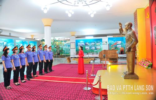 Cán bộ, công chức tại các cơ quan, đơn vị trên địa bàn tỉnh nghe thuyết minh giới thiệu các tư liệu, hiện vật về Chủ tịch Hồ Chí Minh tại Bảo tàng tỉnh