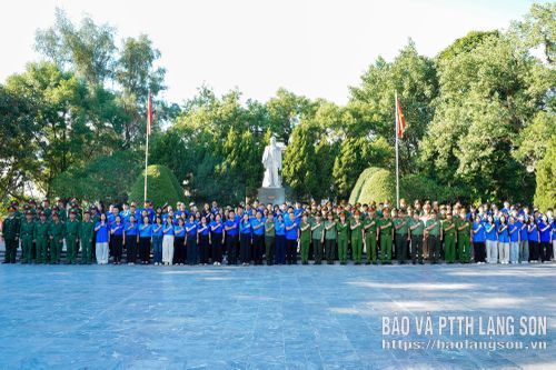 Các đại biểu, ĐVTN chụp ảnh lưu niệm
