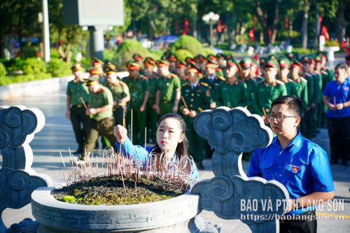 Lãnh đạo Tỉnh đoàn dâng hương tại tượng đài đồng chí Hoàng Văn Thụ