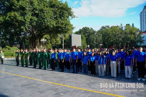 ĐVTN thực hiện nghi lễ chào cờ
