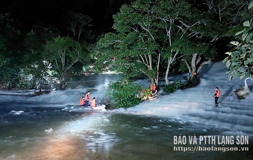 Lực lượng chức năng tìm kiếm nạn nhân trong đêm 1/9/2026