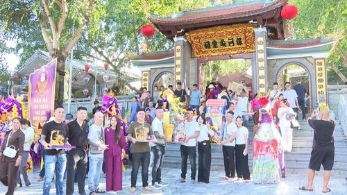 Khách về chiếm bái chụp ảnh trước cổng đền Bảo Hà tại Lễ hội Đền Bảo Hà năm 2026.