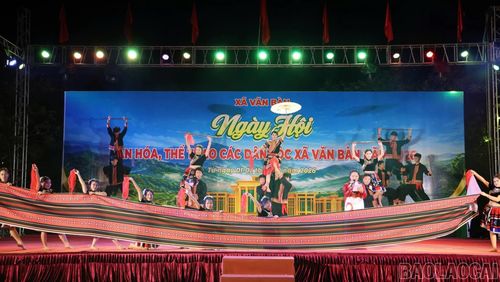 Các tiết mục văn nghệ tại ngày hội.