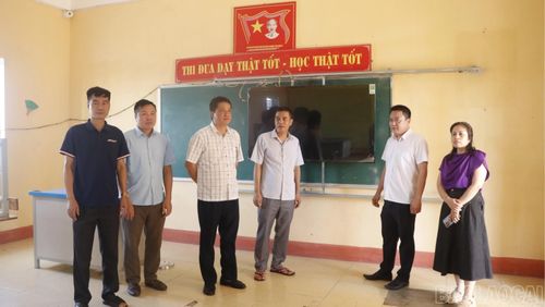 Lãnh đạo xã kiểm tra cơ sở vật chất tại Trường THCS Quy Mông.