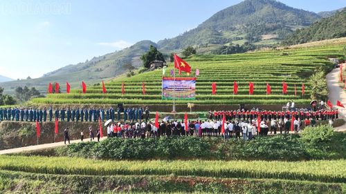 Toàn cảnh buổi lễ chào cờ tại danh thắng quốc gia ruộng bậc thang Mù Cang Chải.