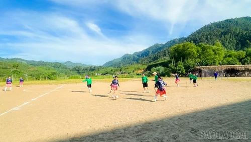 Các nữ vận động viên thôn Nà Hẩu thi đấu đầy quyết tâm.