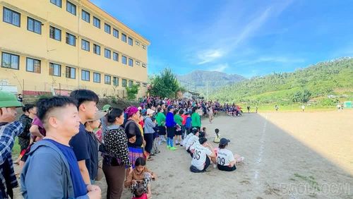 Đông đảo người dân đến cổ vũ các đội thi đấu.