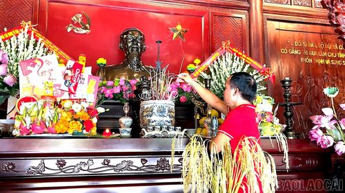 Người dân đến thắp hương tại Nhà lưu niệm Hồ Chí Minh, tại phường Lào Cai.