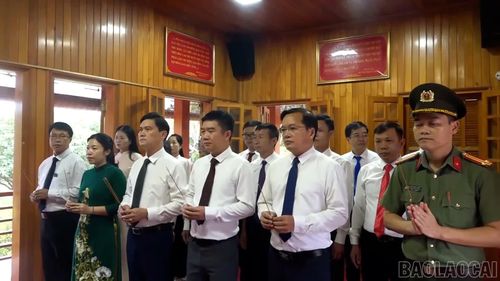 Tại phường Nghĩa Lộ, nhiều đoàn đại biểu cũng tổ chức dâng hương, dâng hoa và báo công trước anh linh của Bác Hồ trong ngày Tết Độc lập.