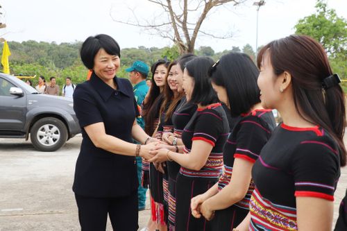 Phó Bí thư Tỉnh ủy, Chủ tịch Ủy ban MTTQ Việt Nam tỉnh Phạm Thị Phúc chia sẻ niềm vui công trình mới với bà con Nhân dân buôn Buôr, xã Cư Jút tại Lễ khánh thành, bàn giao công trình “Tôn tạo Nhà sinh hoạt cộng đồng buôn Buôr (Ảnh: Dương Phong)