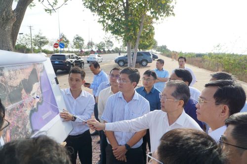 Bí thư Trung ương Đảng, Chánh án Tòa án nhân dân Tối cao Nguyễn Văn Quảng (thứ 3 từ trái qua) khảo sát các dự án động lực ven biển tỉnh Lâm Đồng