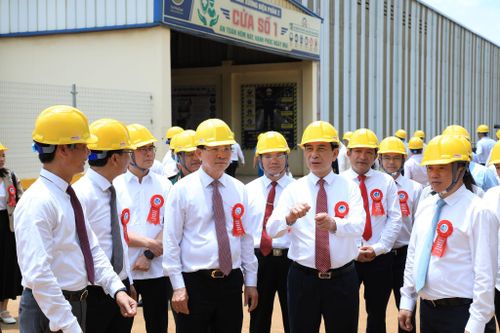 Đại tướng Phan Văn Giang (hàng đầu, thứ 2 từ phải qua), Ủy viên Bộ Chính trị, Phó Thủ tướng Chính phủ, Bộ trưởng Bộ Quốc phòng trao đổi với các đồng chí lãnh đạo tỉnh và đại biểu tại Lễ công bố sản phẩm nhôm thỏi đầu tiên của Việt Nam tại Khu Công nghiệp Nhân Cơ, xã Nhân Cơ (Ảnh: Lê Phước)