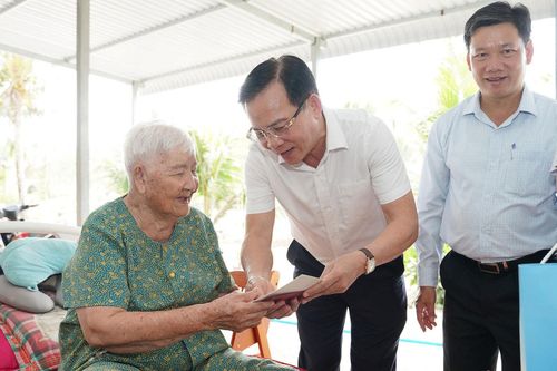 Đồng chí Hồ Văn Mười, Ủy viên Ban Chấp hành Trung ương Đảng, Phó Bí thư Tỉnh ủy, Chủ tịch UBND tỉnh Lâm Đồng thăm hỏi tình hình sức khỏe, tặng quà thương binh Lê Thị Hòa ở phường Mũi Né