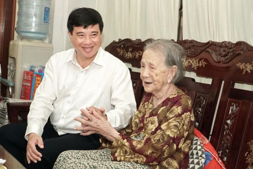 Đồng chí Y Thanh Hà Niê Kđăm, Ủy viên Ban Chấp hành Trung ương Đảng, Bí thư Tỉnh ủy, Trưởng đoàn ĐBQH tỉnh Lâm Đồng thăm, tặng quà bà Nguyễn Thị Bạch (ngụ phường Phan Thiết) là vợ Liệt sĩ, Anh hùng Lực lượng vũ trang nhân dân Hồ Ngọc Lầu