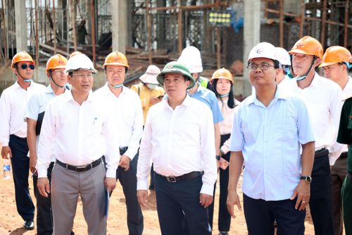 Bí thư Tỉnh ủy Lâm Đồng Y Thanh Hà Niê Kđăm (giữa) và Phó Bí thư Thường trực Tỉnh ủy Lâm Đồng Đặng Hồng Sỹ (bìa phải) kiểm tra tiến độ Dự án Trường nội trú liên cấp xã Quảng Trực (ảnh: Dương Phong)