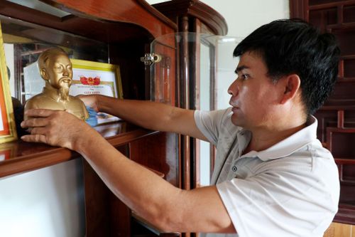 Gia đình ông Y Thuyên Du trang trọng đặt bức tượng Bác Hồ trong chiếc tủ kính, chính giữa nhà