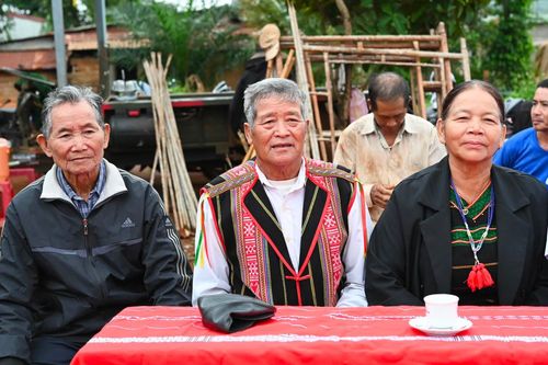 Gần 80 tuổi, ông Điểu Nơi (ngồi giữa) vẫn nỗ lực trong bảo tồn các giá trị văn hóa truyền thống của đồng bào M'nông