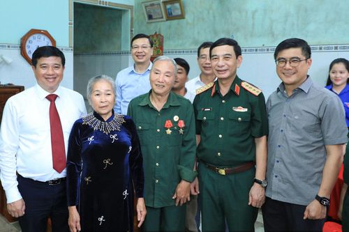 Ủy viên Bộ Chính trị, Phó Thủ tướng Chính phủ, Bộ trưởng Bộ Quốc phòng Phan Văn Giang và Ủy viên Trung ương Đảng, Bí thư Tỉnh ủy, Trưởng Đoàn ĐBQH tỉnh Y Thanh Hà Niê Kđăm thăm gia đình chính sách ở xã Nhân Cơ nhân kỷ niệm 79 năm Ngày Thương binh - Liệt sĩ (27/7/1947 - 27/7/2026).