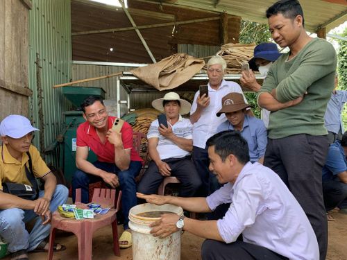 Nhiều nông dân ở phía Tây tỉnh học hỏi các quy trình nhân nuôi vi sinh vật, phân bón chăm sóc cây trồng theo tiêu chuẩn hữu cơ