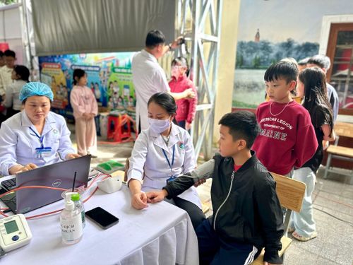 Việc tổ chức khám sức khỏe định kỳ miễn phí ít nhất một lần mỗi năm thể hiện rõ việc lấy người dân làm trung tâm.