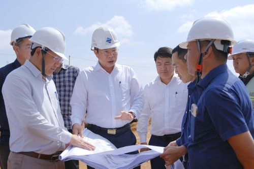 Đồng chí Lưu Văn Trung - Phó Bí thư Tỉnh ủy, Chủ tịch HĐND tỉnh kiểm tra tiến độ thi công Dự án Trường Phổ thông nội trú Tiểu học và THCS xã Quảng Trực. Ảnh: Hoàng Dương
