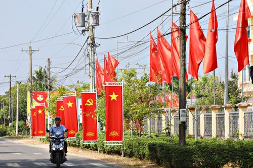 Từ một mái nhà đến cả khu phố, từ đồng bằng đến vùng xa, những lá cờ cùng hướng về một ngày chung của đất nước