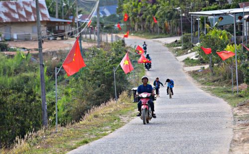 Sắc đỏ và hình ảnh Bác hiện diện trong mỗi gia đình vùng đồng bào thiểu số vùng sâu Đam Rông