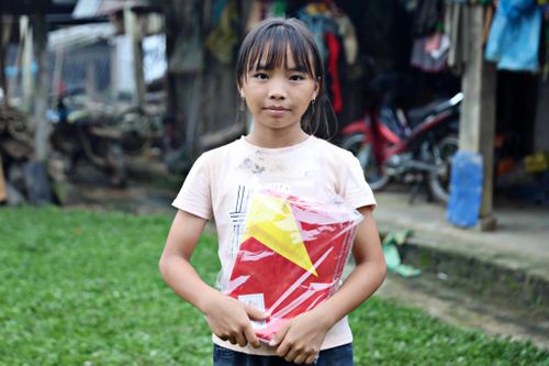 Vượt hơn 60 km, lãnh đạo xã Đam Rông 2 mang ảnh Bác Hồ và cờ Tổ quốc đến từng mái nhà đồng bào Mông