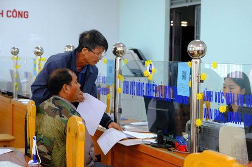 Người dân được hướng dẫn và làm thủ tục hành chính công nhanh chóng