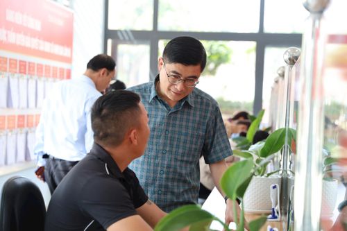Đồng chí Nguyễn Khắc Bình - Ủy viên Ban Thường vụ Tỉnh uỷ, Chánh Văn Phòng Tỉnh uỷ thăm hỏi người dân làm TTHC tại cơ sở