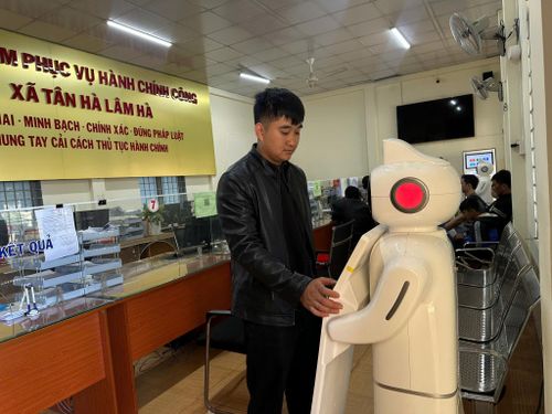 Xã Tân Hà Lâm Hà sử dụng 2 robot để phục vụ người dân đến thực hiện TTHC công