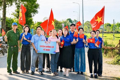 Đoàn viên, thanh niên thực hiện “Tuyến đường cờ Tổ quốc”, lan tỏa tinh thần yêu nước trong cộng đồng