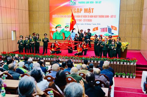 Niềm tự hào, tình yêu quê hương, đất nước luôn được thể hiện qua những ca khúc cách mạng hào hùng do các cựu chiến binh trình diễn