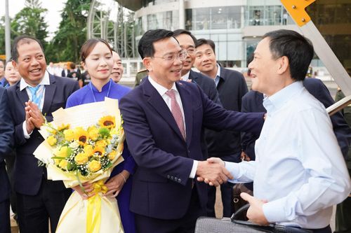 Đồng chí Hồ Văn Mười - Ủy viên Ban Chấp hành Trung ương Đảng, Phó Bí thư Tỉnh ủy, Chủ tịch UBND tỉnh đón những hành khách đầu tiên xuống sân bay Liên Khương sau khi sân bay được nâng cấp