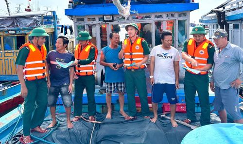 Bộ đội Biên phòng tỉnh tuyên truyền pháp luật về chống khai thác IUU cho ngư dân