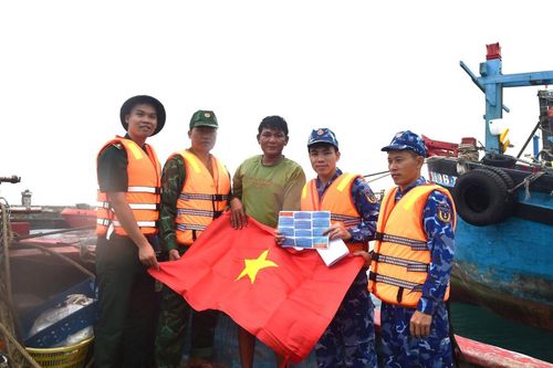 Đồn Biên phòng Cửa khẩu cảng Phú Quý phối hợp tuyên truyền pháp luật về chống khai thác IUU, tặng cờ Tổ quốc cho ngư dân