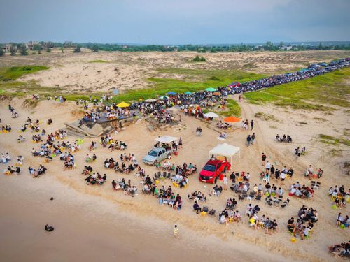 Bàu Trắng mini có bãi cát trải dài, biển êm là địa điểm mới thu hút rất đông du khách lẫn dân địa phương đến trải nghiệm