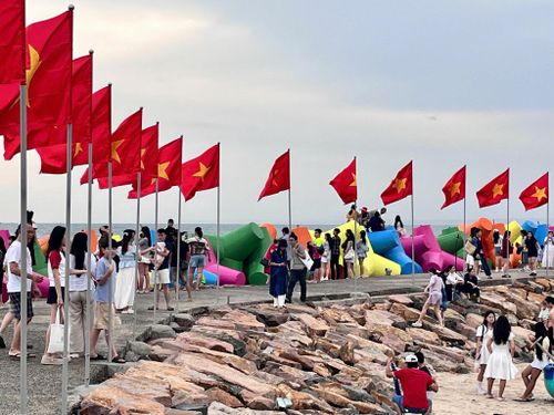 Khu vực Bãi đá Ông Địa lúc nào cũng nhộn nhịp du khách đến tham quan
