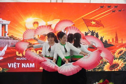 Đồng bào Mường biểu diễn tiết mục văn nghệ đặc sắc trong ngày Tết Độc lập