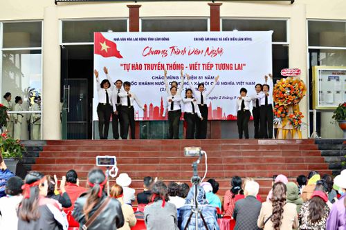 Các tiết mục văn nghệ biểu diễn chào mừng ngày 2/9 do Liên đoàn Lao động tỉnh Lâm Đồng phối hợp với Chi hội Âm nhạc và Biểu diễn Lâm Đồng tổ chức sáng 2/9