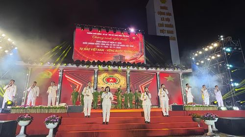 Đội văn nghệ xung kích Công an tỉnh Lâm Đồng biểu diễn tiết mục chào mừng Quốc khánh tại khu Hòa Bình tối 1/9