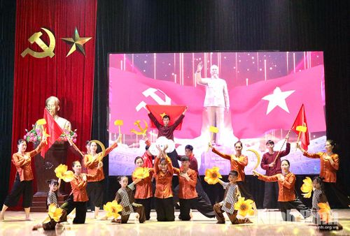 Các tiết mục nghệ thuật khơi dậy niềm tự hào dân tộc, lan tỏa khát vọng xây dựng quê hương, đất nước ngày càng phát triển.