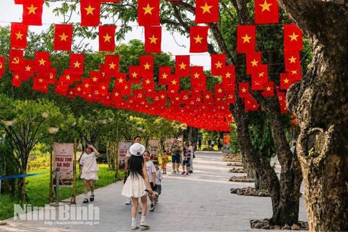 Du khách tham quan tại Khu du lịch sinh thái Thung Nham trong dịp nghỉ lễ.