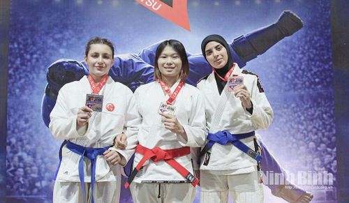 Võ sĩ Trần Hồng Ân (ở giữa) vui mừng với tấm Huy chương Vàng tại Giải Jujitsu contact thế giới 2026.