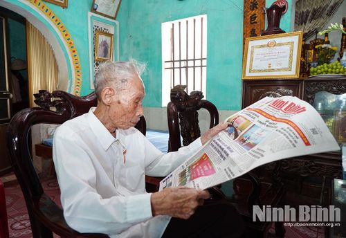 Dù tuổi đã cao nhưng đảng viên Hà Văn Vũ vẫn thường xuyên theo dõi, nắm bắt thông tin về sự phát triển của quê hương, đất nước qua báo chí.