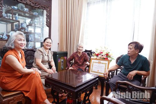 Lãnh đạo Ban Xây dựng Đảng xã Nam Xang thăm, chúc mừng đảng viên Nguyễn Thị Chủy vinh dự được trao tặng Huy hiệu 80 năm tuổi Đảng.