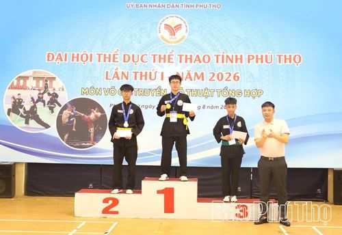 Ban Tổ chức trao Huy chương Vàng cho VĐV Đoàn Thuận Vũ (xã Cẩm Khê) và các VĐV đoạt giải nội dung ngọc trản quyền.