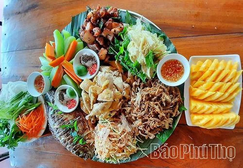 Đến Mai Châu, du khách được thưởng thức các món ăn truyền thống của đồng bào dân tộc địa phương.