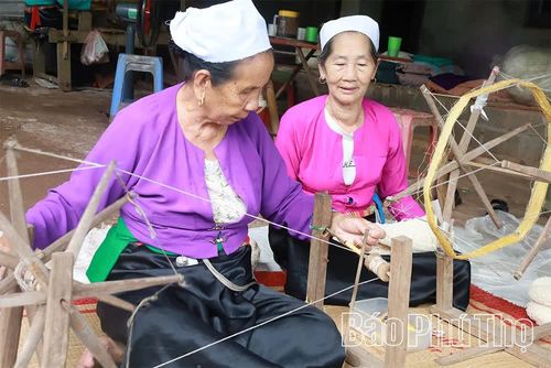 Các bà, các mẹ vẫn "nặng lòng" với việc bảo tồn tri thức bản địa, tích cực trao truyền giá trị văn hóa làng nghề cho thế hệ sau.